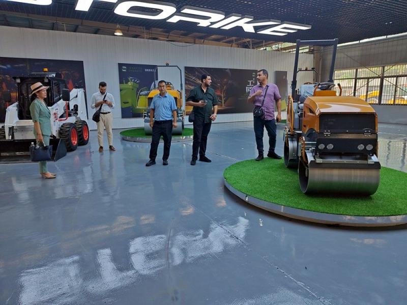 國外客戶來我廠參觀考察小型壓路機(jī)，并達(dá)成合作意向