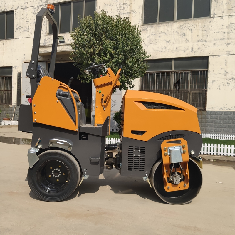 新款2.5噸前鋼后膠座駕式壓路機BM2500D